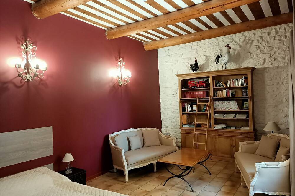 In Provence, large private property with swimming pool for 8 to 15 adults in Carpentras, Vaucluse