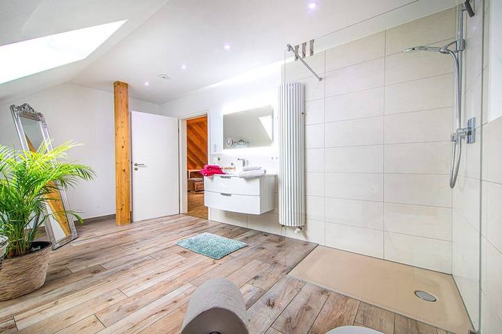Ganze Wohnung, Luxuriöse und moderne Dachgeschosswohnung mit Terrasse in Rot an der Rot, Landkreis Biberach