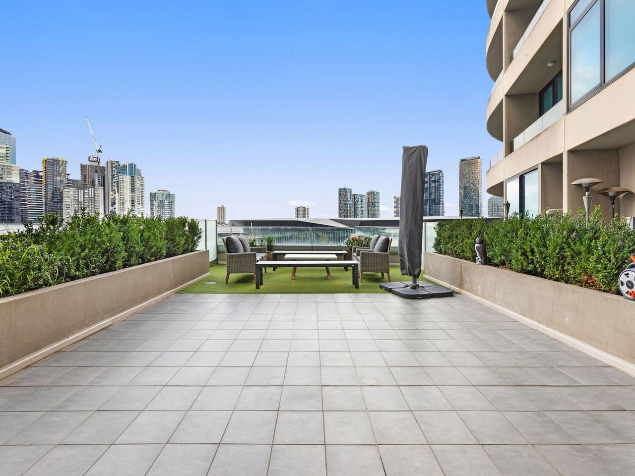 Entire apartment, Impeccably Chic 2-Bed With Views & Fab Amenities in Docklands, Melbourne