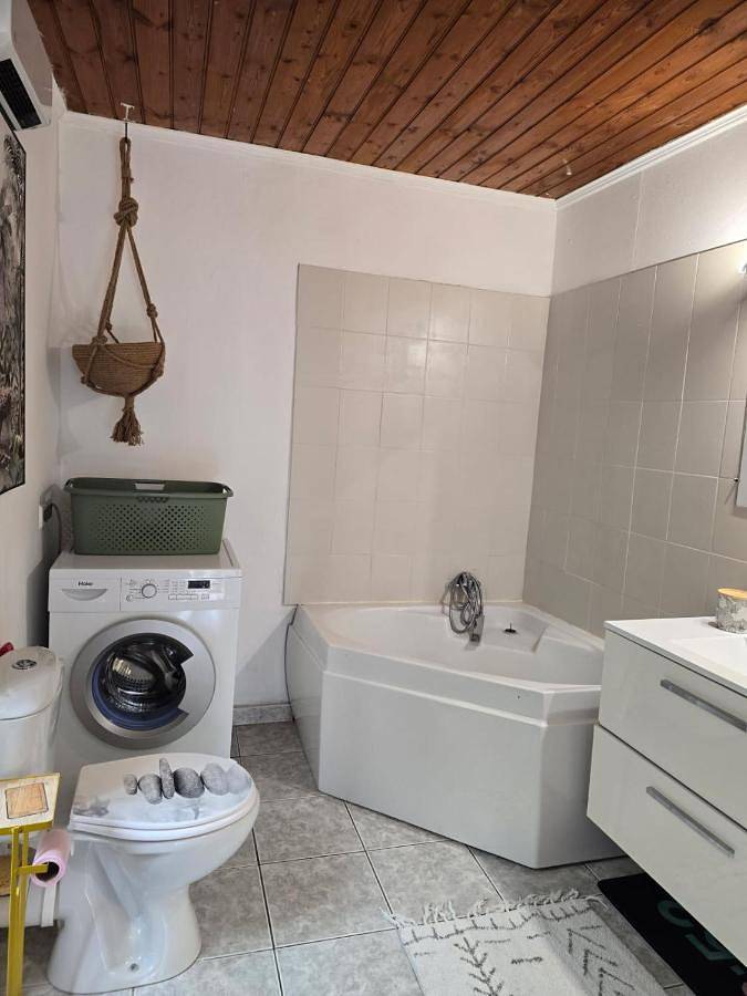 Gîte pour 4 personnes, avec vue et jardin à San-Martino-di-Lota - 2