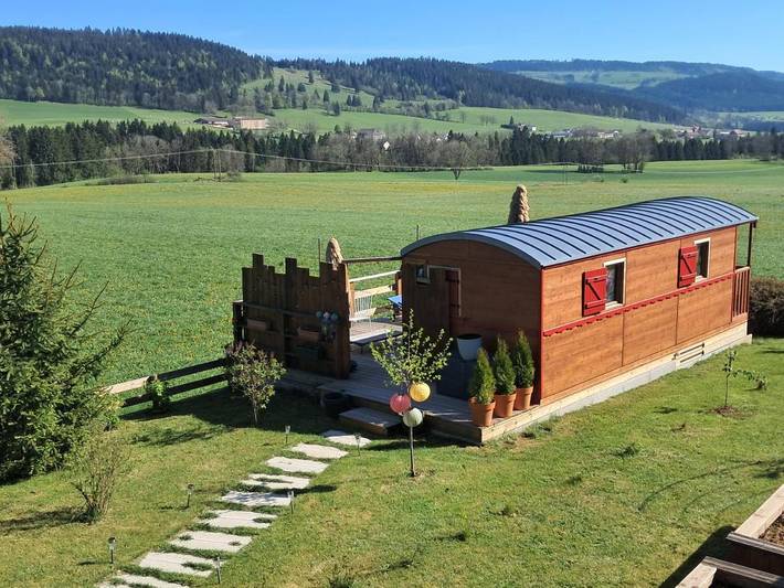 Location de vacances pour 2 personnes, avec Terrasse ainsi que Jardin et Vue à Les Fins