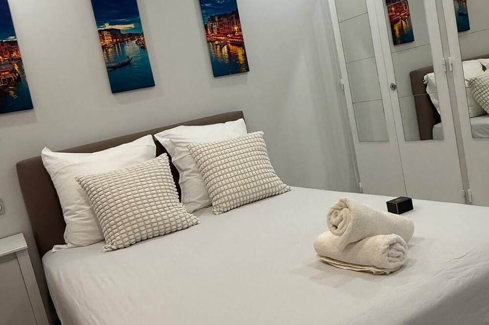 Entire apartment, Apartment Le Valéria in Saint-Laurent-du-Var, Cannes region