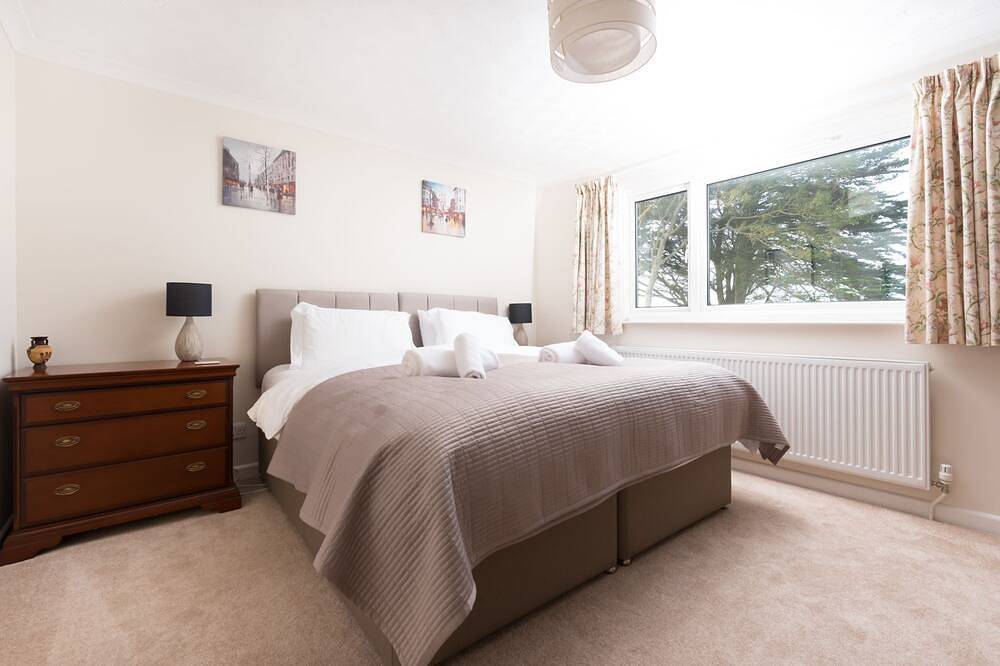 Family and pet friendly home sleeping up to 10, located within walking distance of the beach in Crantock, Cornwall