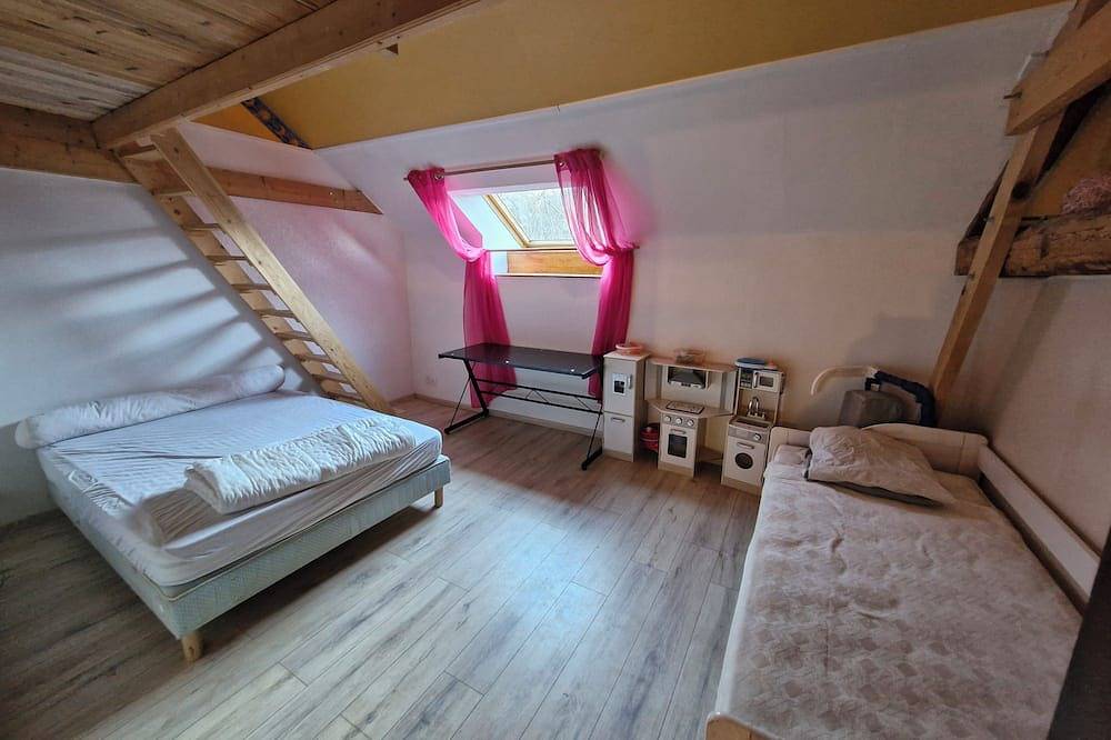 Large mountain village house with heated pool in Faucon-de-Barcelonnette, Barcelonnette und Umgebung