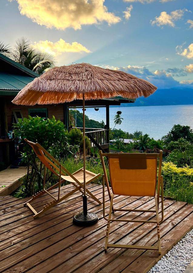 Chalet pour 3 personnes, avec piscine et jardin ainsi que terrasse et vue