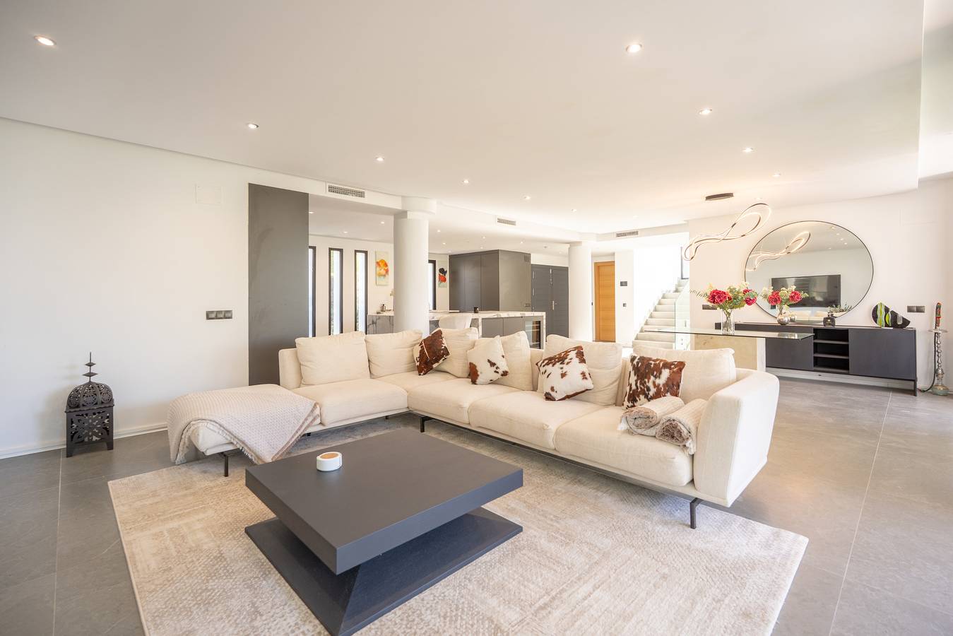 Villa Karma -Elegant Villa with Pool, Garden & Mul in El Paraiso Golf Estepona, Benahavís