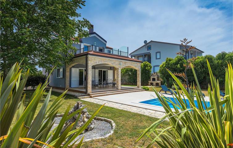 Reizende 2-Zimmer-Wohnung mit Pool, WLAN und Zugang zum Strand in Pomer, Südküste Istrien