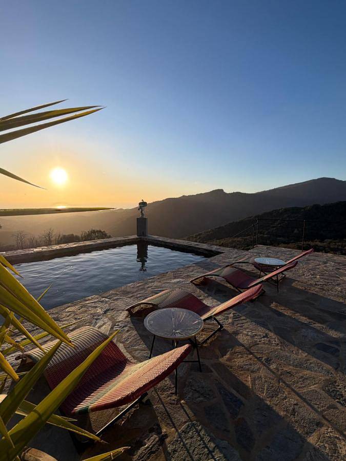 Location de vacances pour 2 personnes, avec piscine et sauna ainsi que jardin et vue à Porri