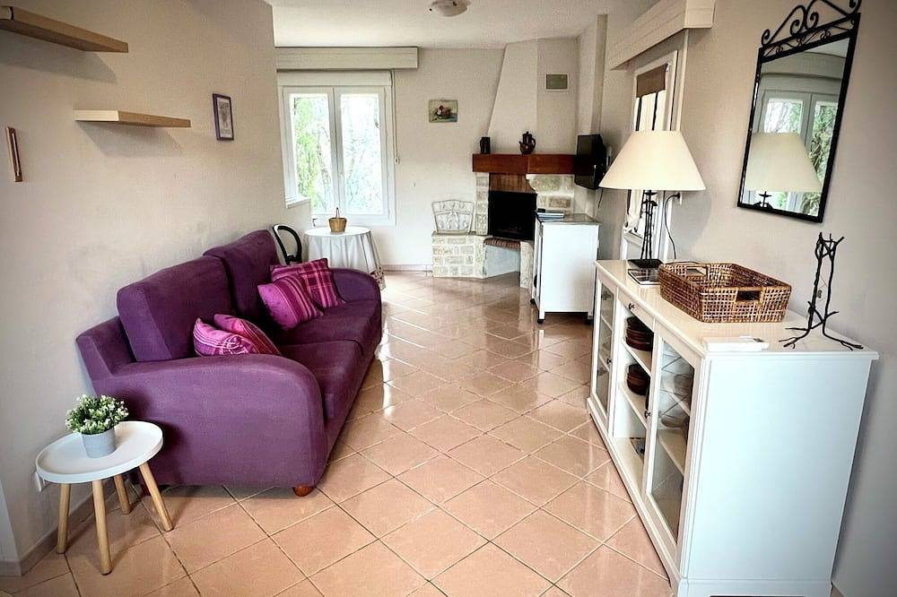 Charming 2-bedroom Provencal Cottage in Peaceful Venasque with Heated Pool in Venasque, Parc naturel régional du Mont-Ventoux