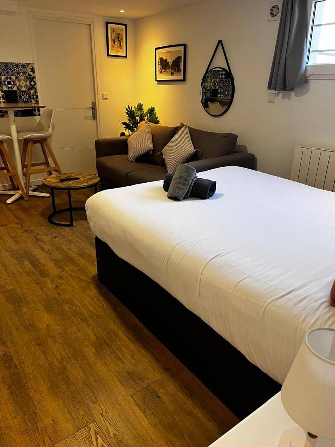 Appartement entier, Studio proche gare et Versailles 4 min à pied train vers Paris in Marly-le-Roi, Yvelines