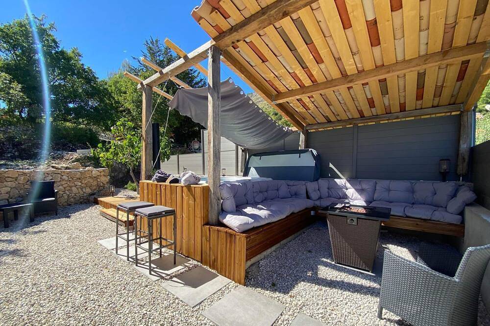 Maison cosy l'antre deux Pierres avec jacuzzi privé entre ciel et mer in Bouyon, Côte méditerranéenne (France)