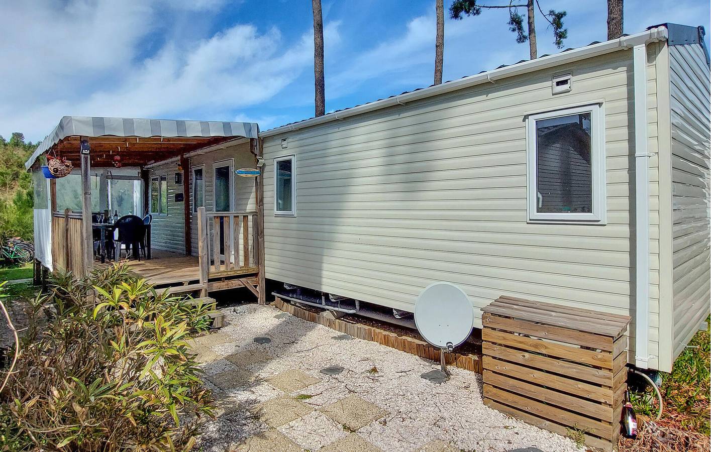 Acogedora casa móvil con piscina, aparcamiento y jardín cerca de Dune Seule Bouchée in Saint-Julien-en-Born, Côte d’Argent