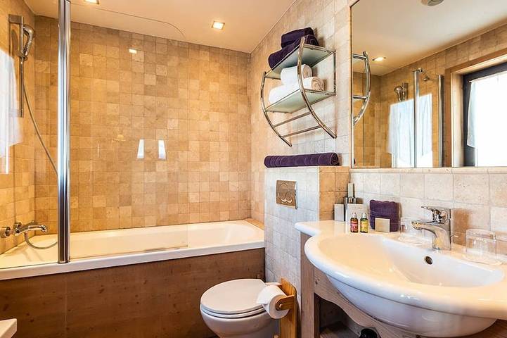 Entire apartment, Charming 81m² Apt in Courchevel 1850 - Central, Near Slopes, Sleeps 4, Balconies, Luxury Amenities in Courchevel 1850, Saint-Bon-Tarentaise