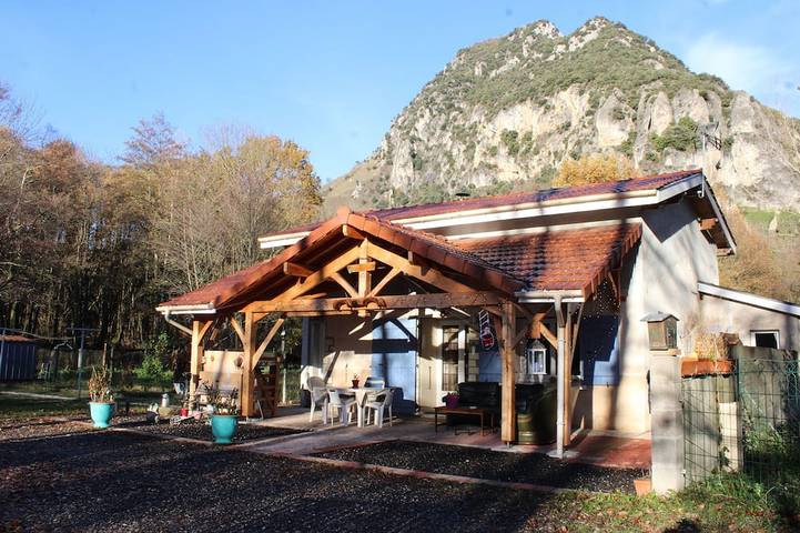 Gîte pour 6 personnes, avec jardin, animaux acceptés à Surba