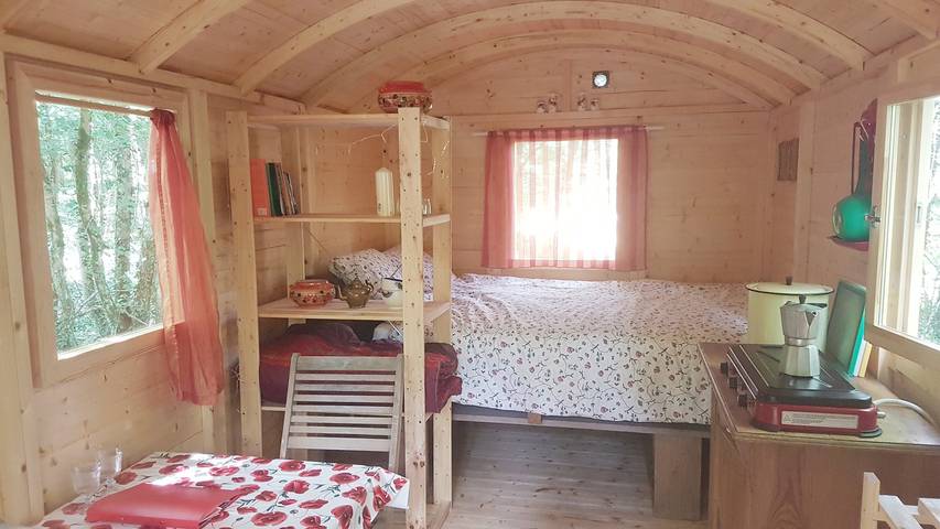 Cabane en bois pour 2 personnes, avec jardin et balcon