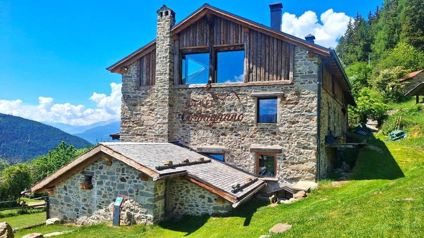 Casa vacanza per 17 persone, con Idromassaggio e Terrazza nonché Giardino e Piscina a Vezza d'Oglio