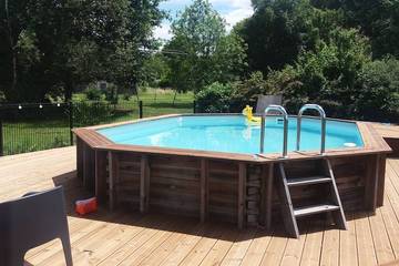 Gîte pour 4 personnes, avec terrasse ainsi que piscine et jardin à Belin-Béliet