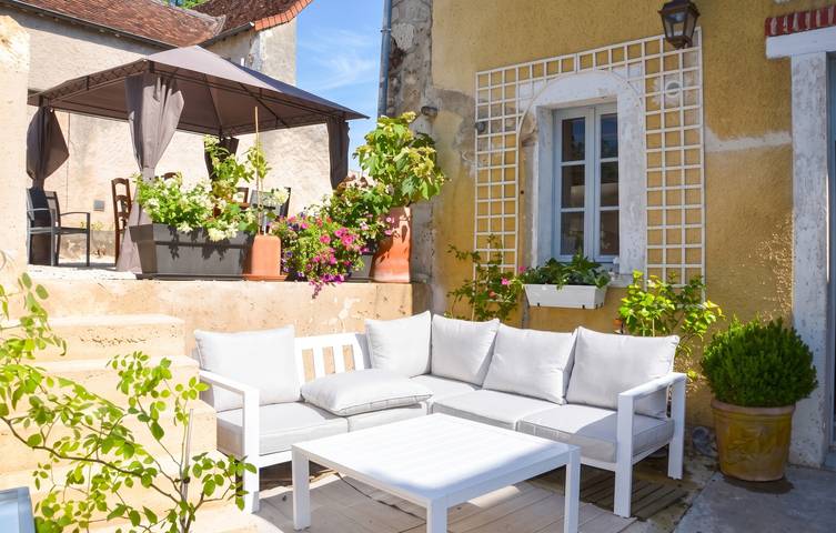 Gîte pour 10 personnes, avec Jacuzzi ainsi que Terrasse et Jardin dans Indre