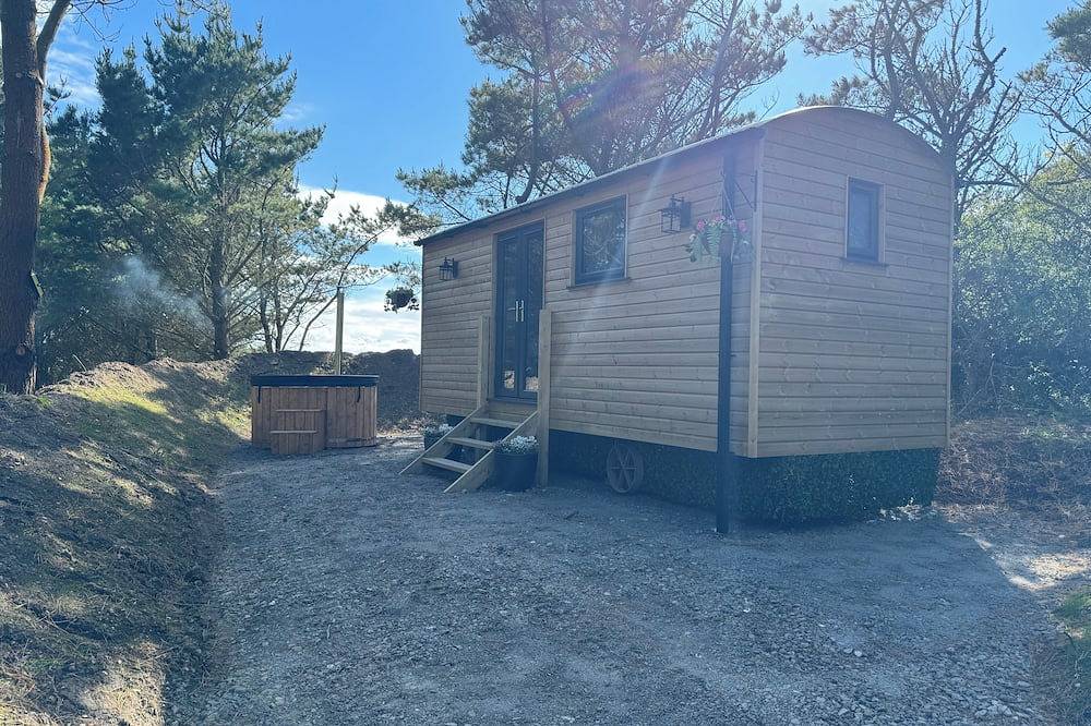 Woodland get away 0.7 mile walk from the beach ! in Mawgan Porth, Cornwall