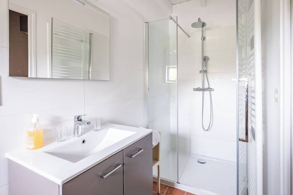 Chaleureux gîte, plain-pied, d'une chambre avec jardin clos et piscine communale in Soyaux, Charente