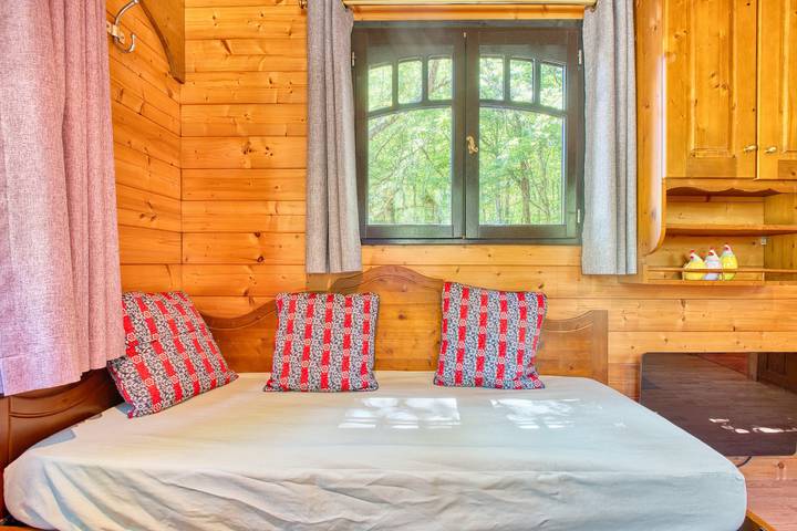 Apartamento vacacional entero, La Roulotte Rouge - Alojamiento insólito en caravana - Hospedaje atípico en el corazón de Dordoña in Monsac, Périgord Pourpre