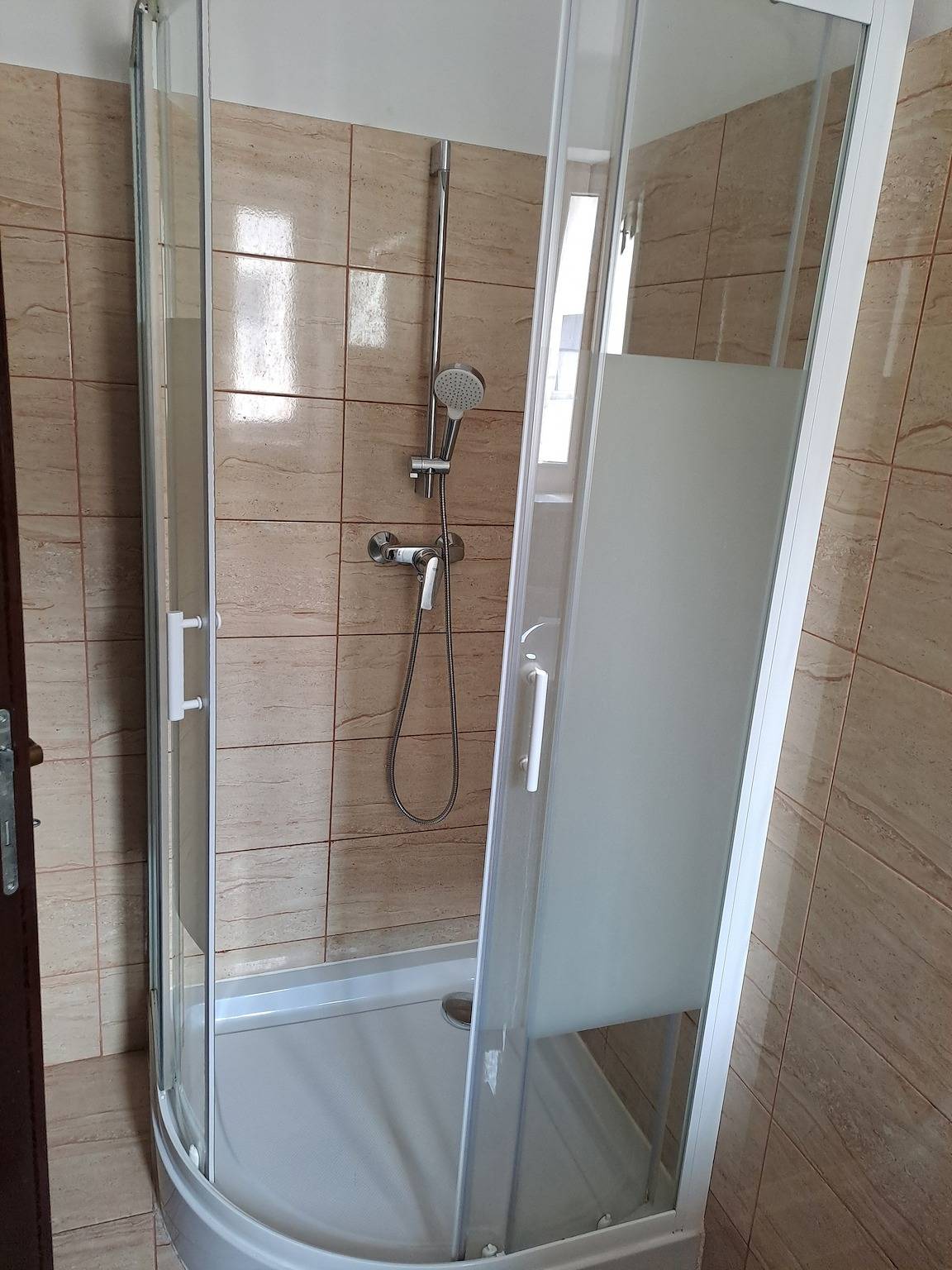 Ganze Ferienwohnung, Voll ausgestattete Monteur- Ferienwohnung direkt an der Raffinerie Leuna in einer Villa mit kleinem Balkon in Leuna, Saale-Unstrut