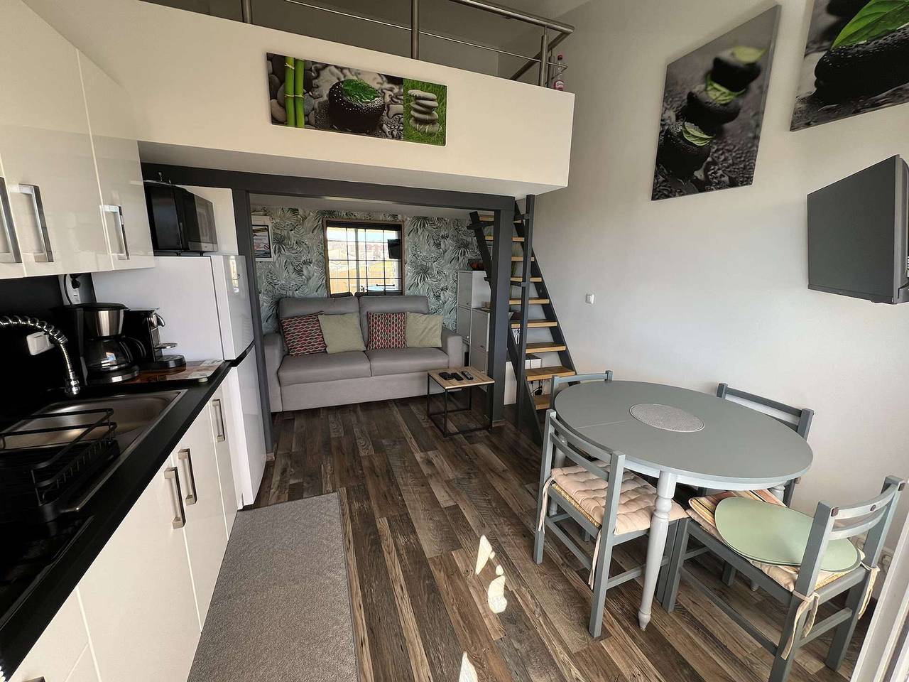 Entire studio, Mezzanine Studio with Ac, Elevator, Washer, Pool & Near Beach in Cap d'Agde, Agde