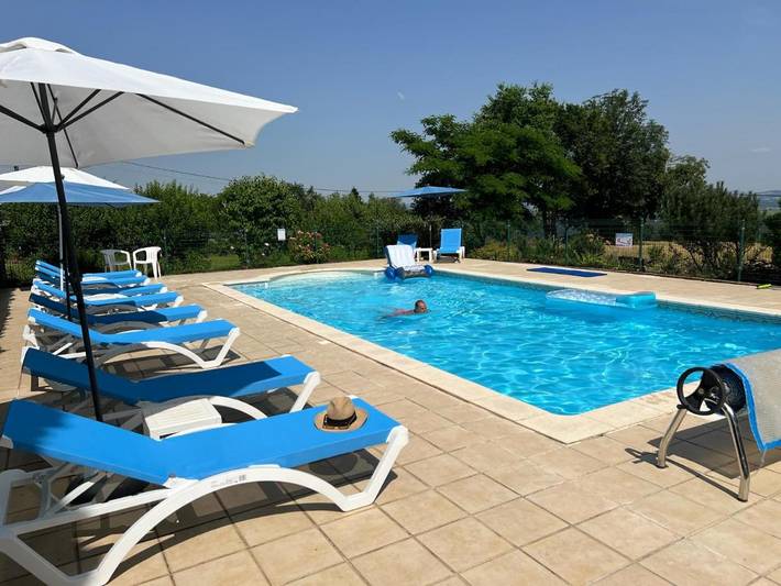Gîte pour 4 personnes, avec piscine ainsi que vue et jardin à Jouqueviel