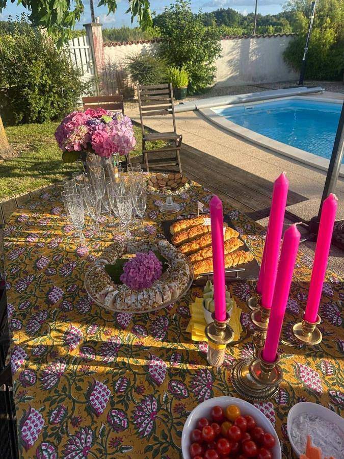 Location de vacances pour 10 personnes, avec piscine à Criteuil-la-Magdeleine - 3