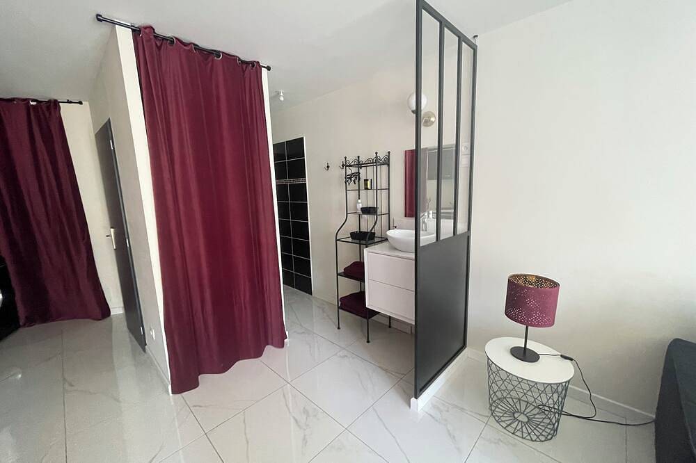 Entire apartment, Studio Baroque in Bessan, Côte d'Améthyste