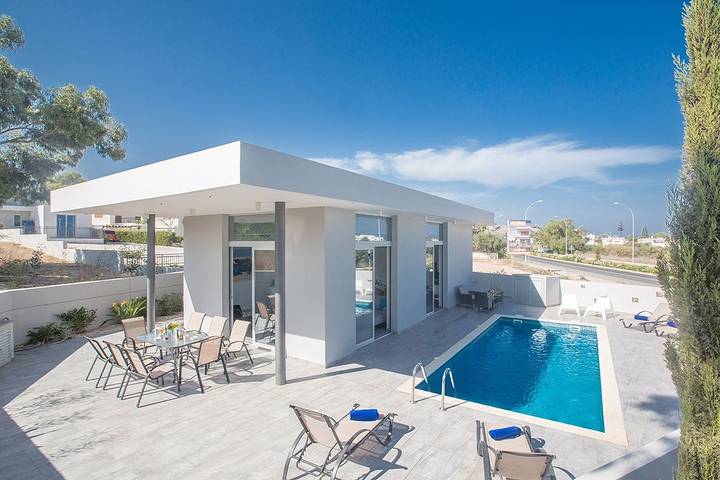 Vakantiehuis voor 10 personen, with balkon and zwembad as well as tuin in Zuid Cyprus