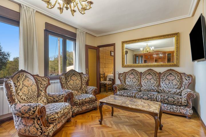 Maison de vacances « L'Capador » avec vue montagne, terrasses privées et Wi-Fi in Nava, Asturias Province