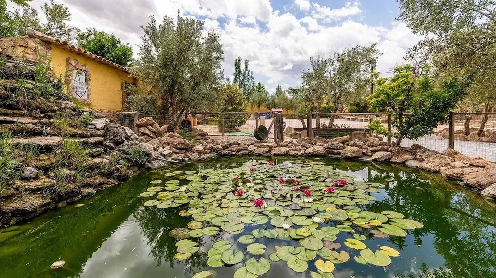 Villa espaciosa con vista a la montaña y piscina en Baza in Baza, Geoparque de Granada