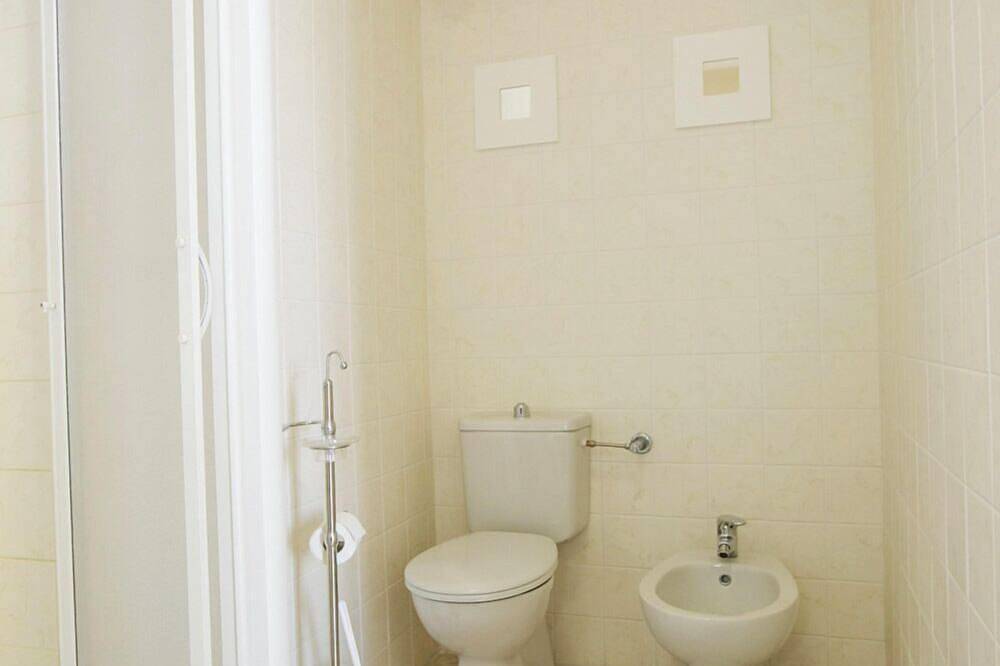 Entire apartment, 1-bedroom apartment in an Art Nouveau villa with communal pool in Baveno, Comune di Baveno