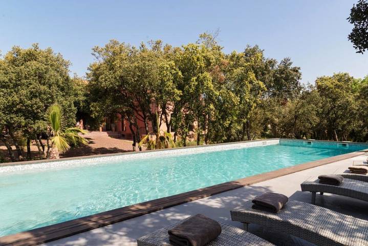 Hôtel pour 4 personnes, avec Terrasse et Jacuzzi ainsi que Jardin et Piscine