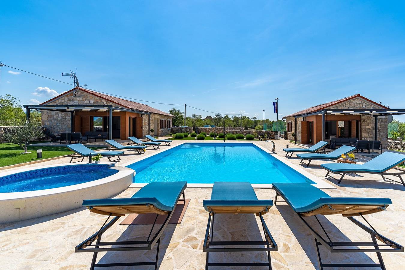 Neu! Promina-Luxusvilla mit 72 m2 beheiztem Pool, Whirlpool, Infrarotsauna, Tennisplatz, Medienraum

 in Dalmatinisches Zagora