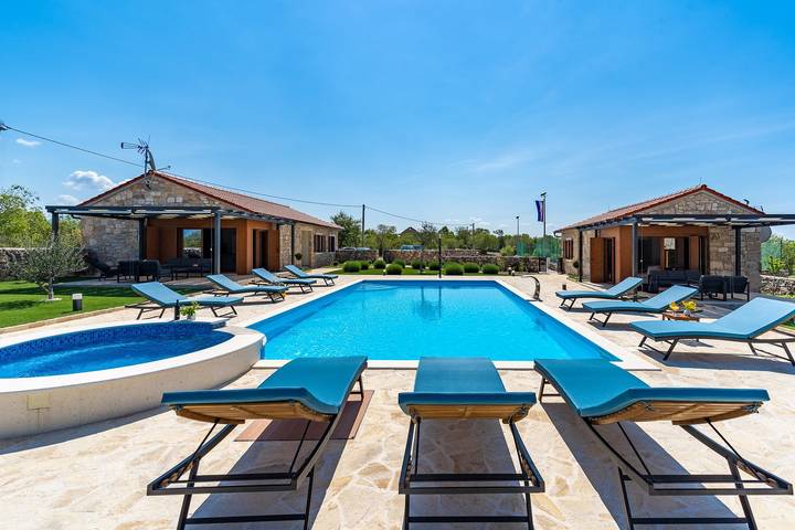 Promina-Luxusvilla mit 72 m2 beheiztem Pool, Whirlpool, Infrarotsauna, Tennisplatz, Medienraum in Dalmatinisches Zagora
