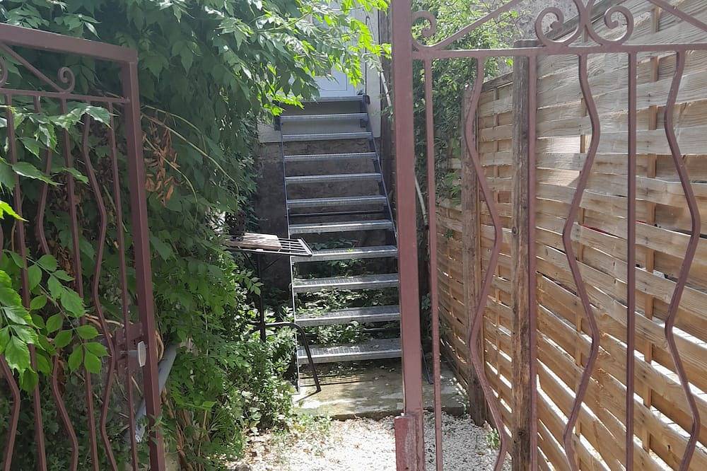 Appartement entier, Studio intime dans les arbres in Saint-Paulet-de-Caisson, Région de Nîmes