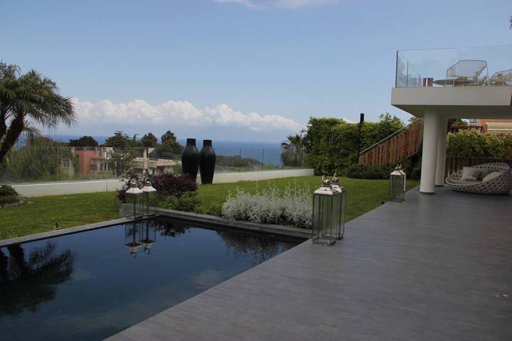 Attico per 8 persone, con Balcone e Idromassaggio nonché Terrazza e Giardino a Napoli