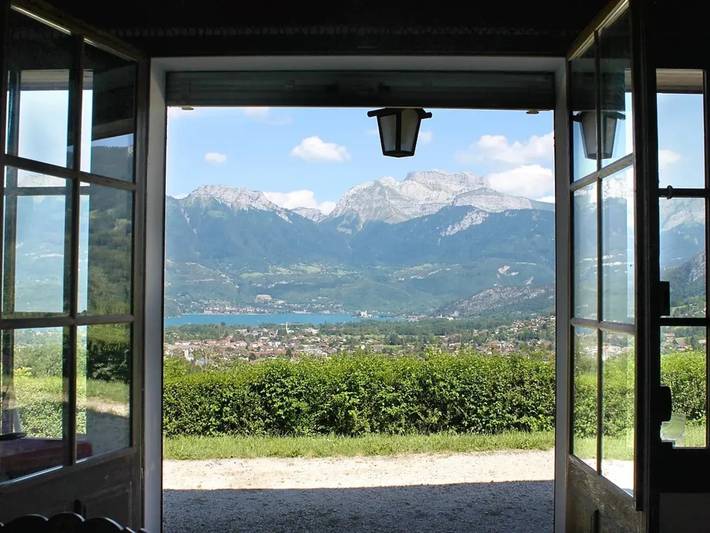 Chalet 'Des Bruyères' con vista sul lago, terrazza privata e Wi-Fi in Saint-Jorioz, Parco naturale regionale del Massiccio delle Bauges