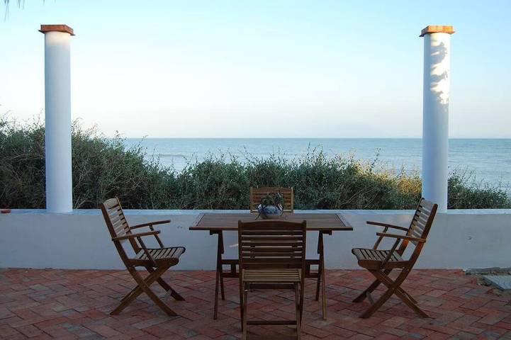 Blue House: verandas overlooking the sea from the garden. Beach access from home in Spiaggia di Caucana, Santa Croce Camerina