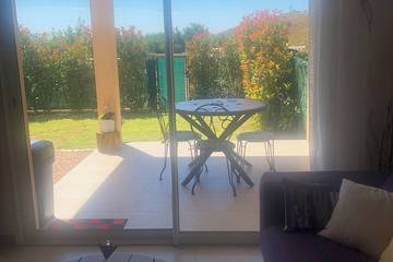 Gîte pour 2 personnes, avec terrasse ainsi que jacuzzi et jardin dans Plage de Lava