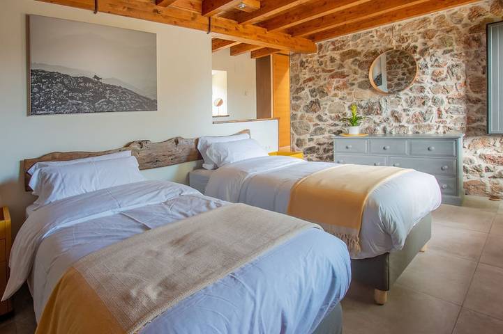 Views of the Picos de Europa in a house designed for all seasons in Cangas de Onís, Côte Cantabrique