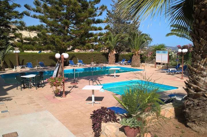 Gîte pour 2 personnes, avec piscine ainsi que terrasse et jardin dans Πισσούρι