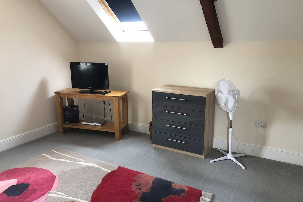 Beautiful converted 17th century stone stable in the heart of the Isle of Wight in Calbourne, Isle of Wight