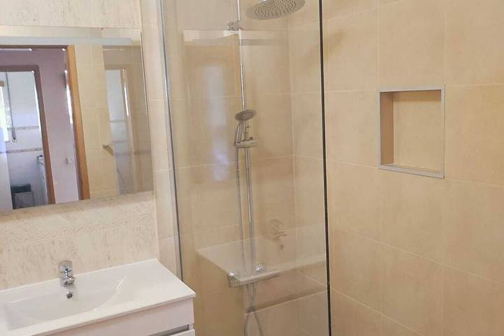 Apartamento inteiro, Luxury T2 Apartment, Lagos. (4-5 minute walk to Meia Praia Beach & Lagos Marina) in São Sebastião, São Gonçalo de Lagos