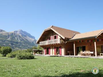 Gîte pour 13 personnes, avec terrasse ainsi que jardin et sauna, animaux acceptés à Poligny (Hautes-Alpes)