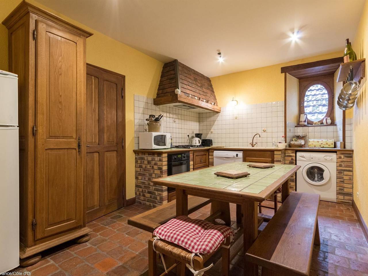 Maison médiévale avec cour privée, 3 chambres, parking à Châteauneuf-en-Auxois in Châteauneuf (Côte-d'Or), Région de Beaune