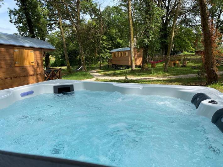 Location de vacances pour 4 personnes, avec jacuzzi ainsi que piscine et jardin à Rouffignac-Saint-Cernin-de-Reilhac - 4