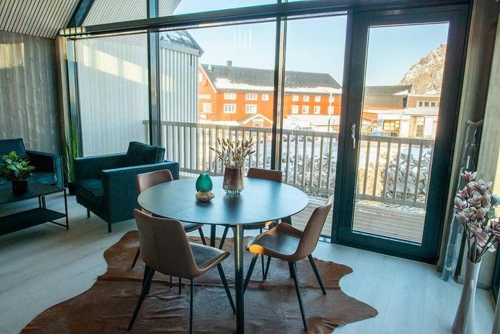 Gîte pour 6 personnes, avec terrasse et vue, animaux acceptés dans Henningsvær - 2